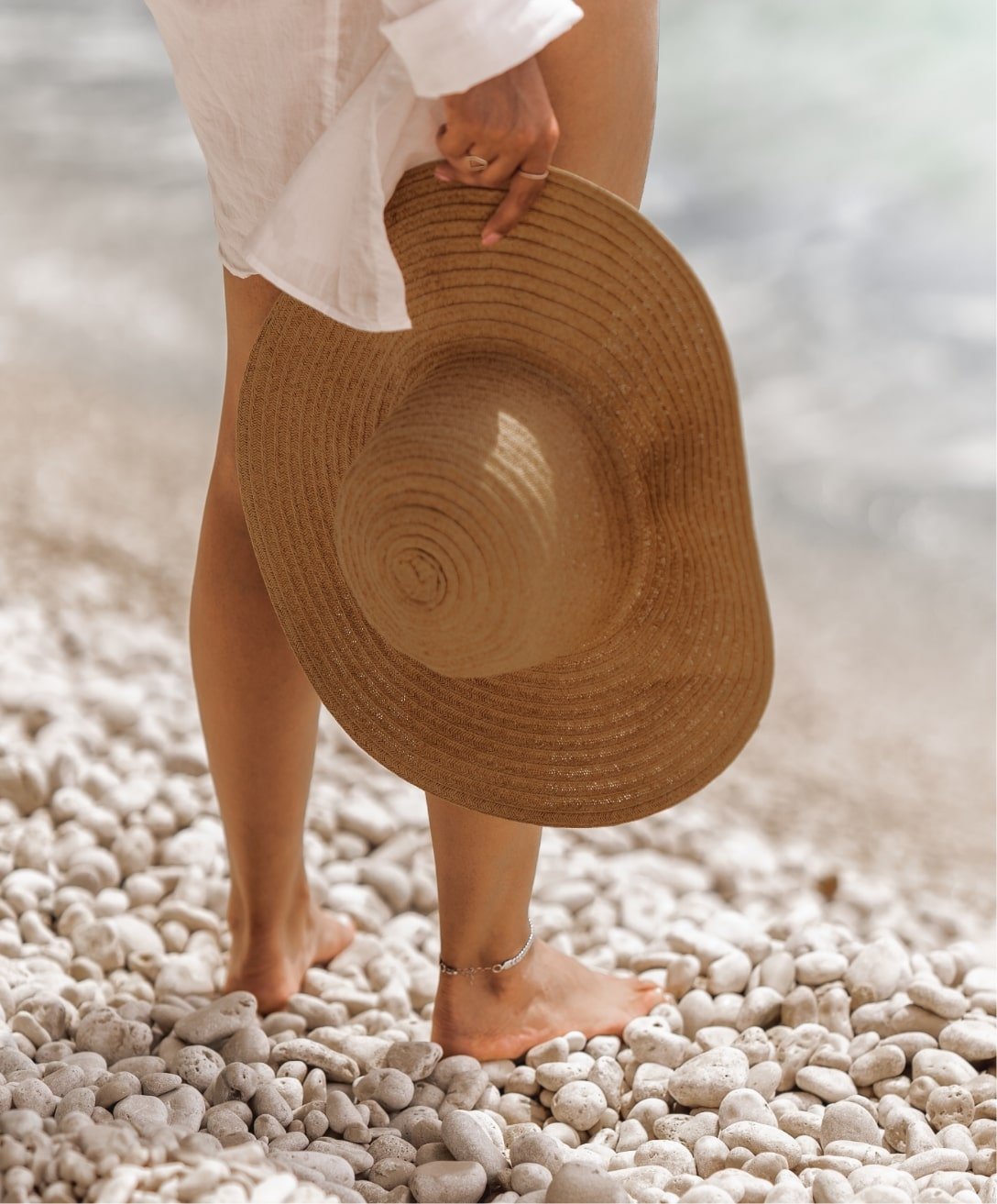 Mujer en una playa llevando anillos neufk